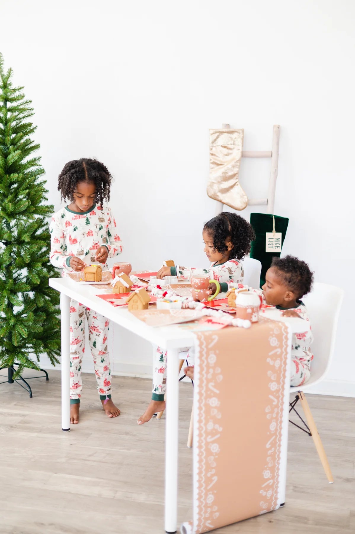 GINGERBREAD TABLE RUNNER