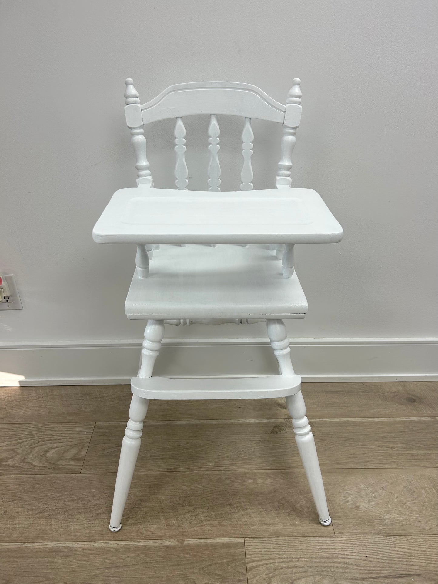 WHITE ANTIQUE HIGH CHAIR RENTAL
