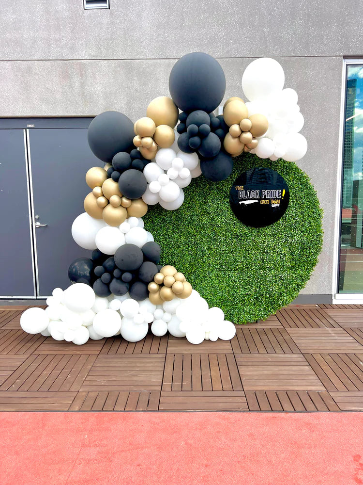 HEDGE WALL + GARLAND