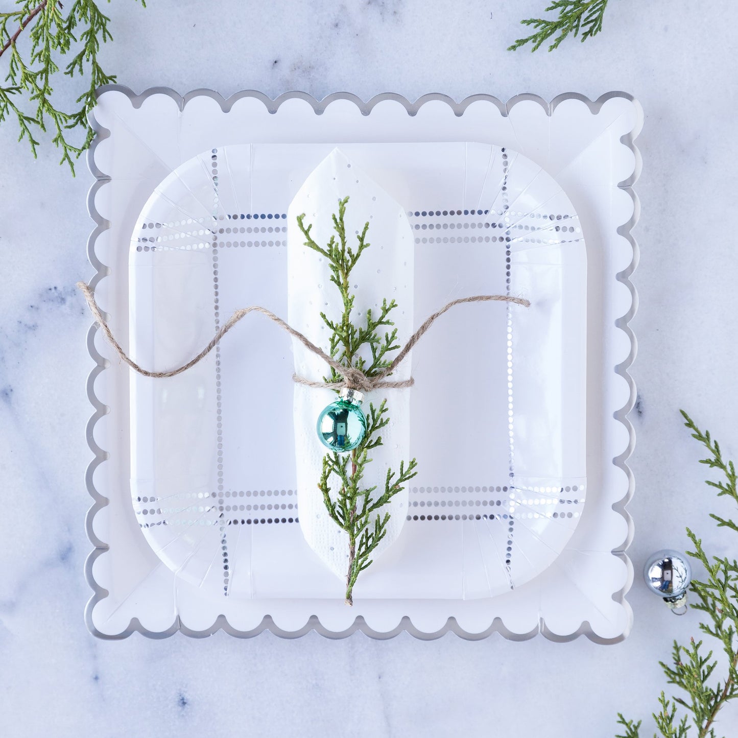 WINTER WHITE SCALLOPED PLATE
